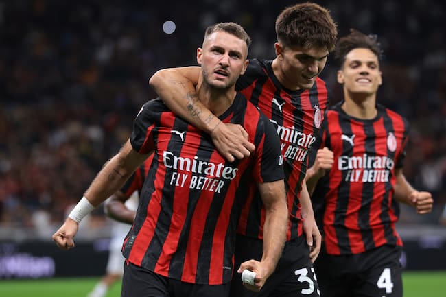 Santi Giménez vuelve al Milan