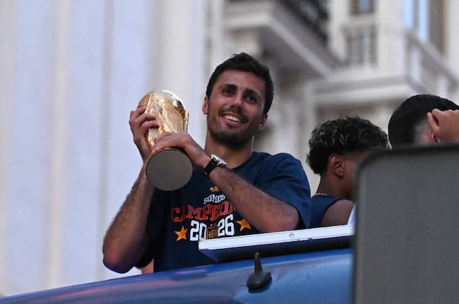 Rodri con el trofeo del Mundial 2026