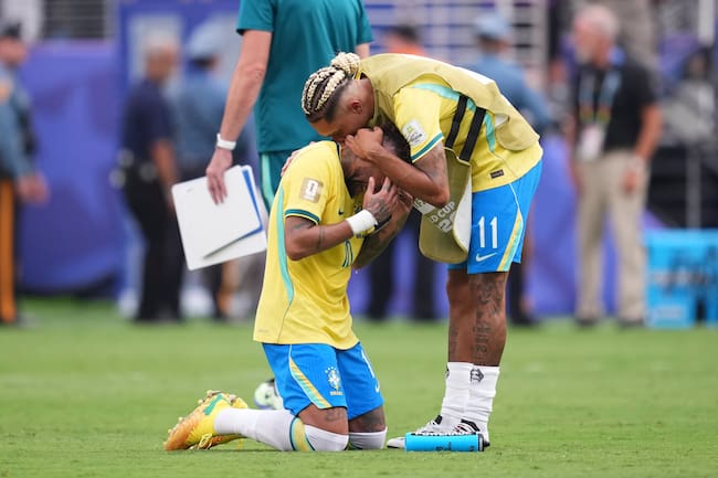 Raphinha consolando a Neymar después de la derrota de Brasil ante Noruega