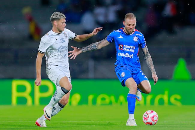 Rodrigo Bogarín de Querétaro y Carlos Rotondi de Cruz Azul disputan el balón durante el partido de la Jornada 10 entre Cruz Azul y Querétaro, como parte del Torneo Apertura 2025 de la Liga MX,