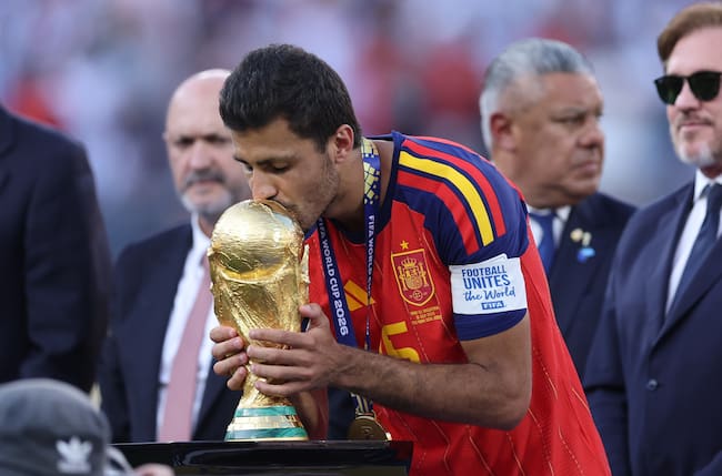 Rodri con el trofeo del Mundial 2026
