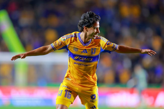 Diego Lainez con Tigres