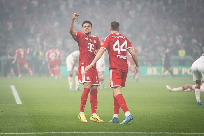 Festejo de Luis Díaz tras la anotación de Harry Kane en la Final de la DFB-Pokal