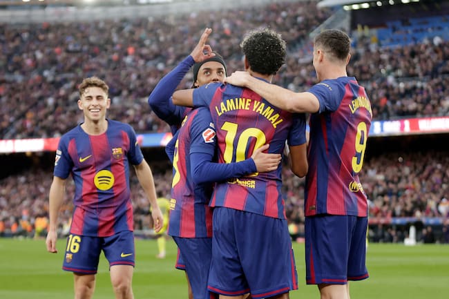 Lamine Yamal del FC Barcelona celebra el 3-1 junto a Robert Lewandowski, Jules Kounde y Fermin Lopez