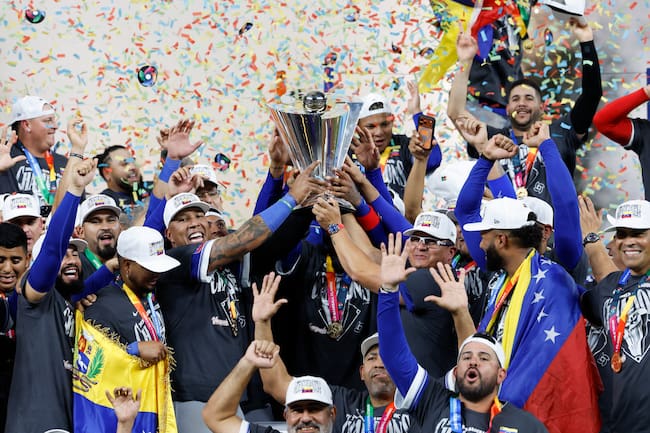 Integrantes del equipo de Selección de Venezuela de béisbol celebran en el podio tras el partido por el campeonato del Clásico Mundial de Béisbol 2026, presentado por Capital One, entre Venezuela y Estados Unidos