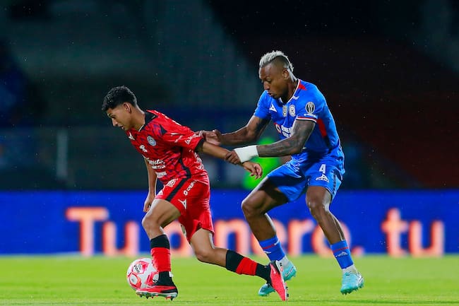 Jesús Hernández y Willer Ditta disputan el balón durante el partido de la Jornada 1 entre Cruz Azul y Mazatlán