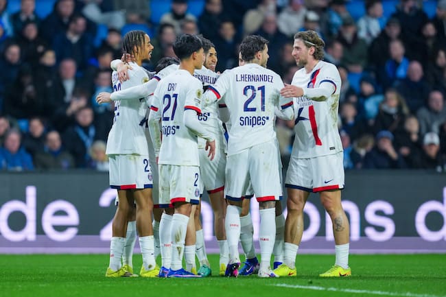 Bradley Barcola del PSG celebra con sus compañeros después de anotar el primer gol de su equipo.