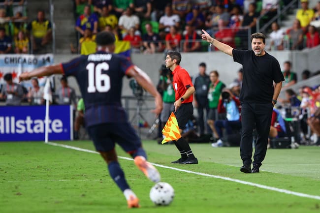 Mauricio Pochettino, director técnico de la selección de fútbol de Estado Unidos , da instrucciones mientras Alex Freeman (#16) de Estados Unidos