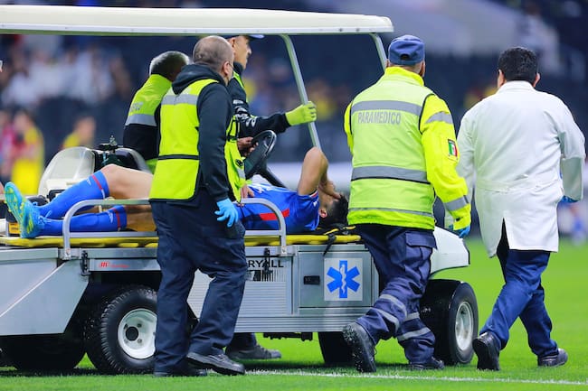 Nicolás Ibáñez sale lesionado del Clásico Joven