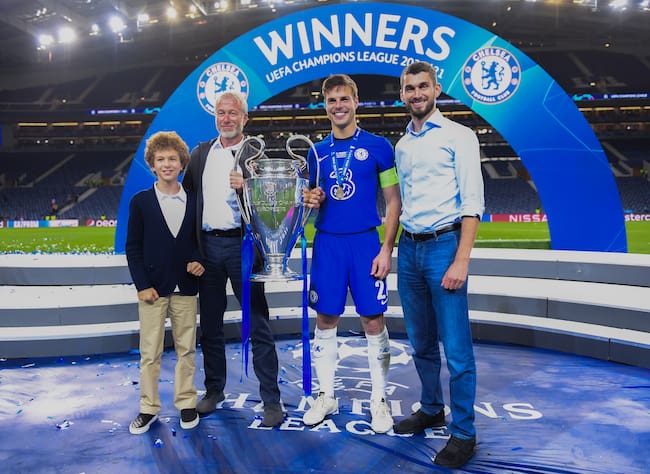 Roman Abramovich con César Azpilicueta tras ganar la Champions League