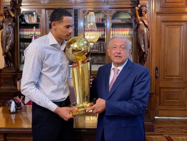 Juan Toscano le lleva el trofeo de la NBA a AMLO