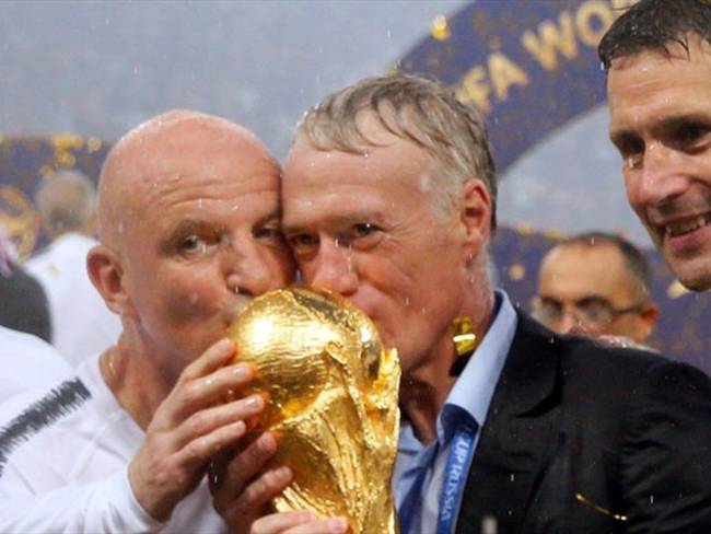 Didier Deschamps besado la Copa del Mundo. Foto: W Deportes
